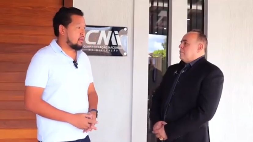 Bruno Cecchini em entrevista com Marco Kobayashi, presidente da Associação Comercial, discutindo a importância da mineração para o desenvolvimento de Rondônia.