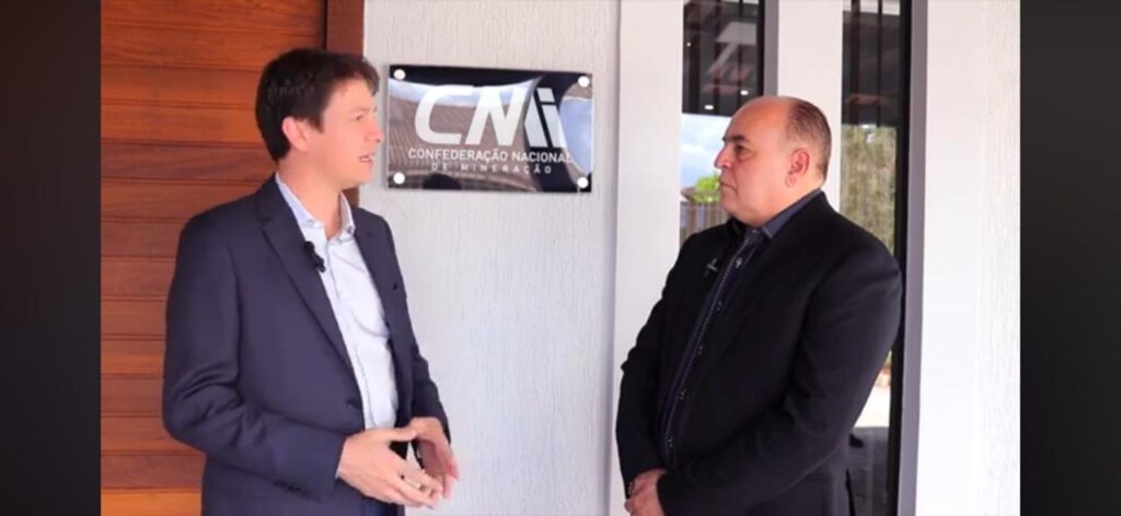 Bruno Cecchini em reunião com o presidente da Associação Comercial, destacando a atuação da CNMI no desenvolvimento econômico de Rondônia.