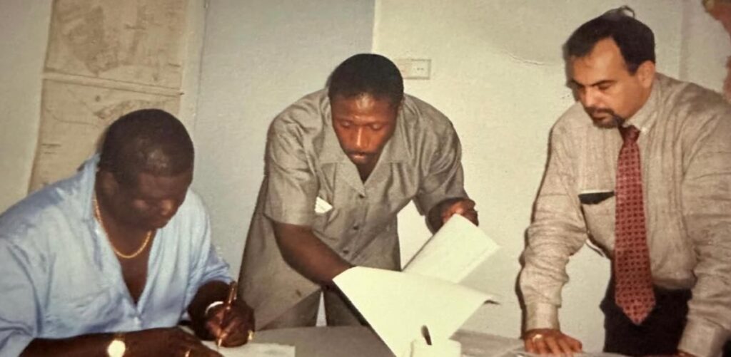Foto de Bruno Cecchini durante reunião institucional, representando o relato sobre o projeto internacional com mineradora do Suriname e os motivos do encerramento do acordo.